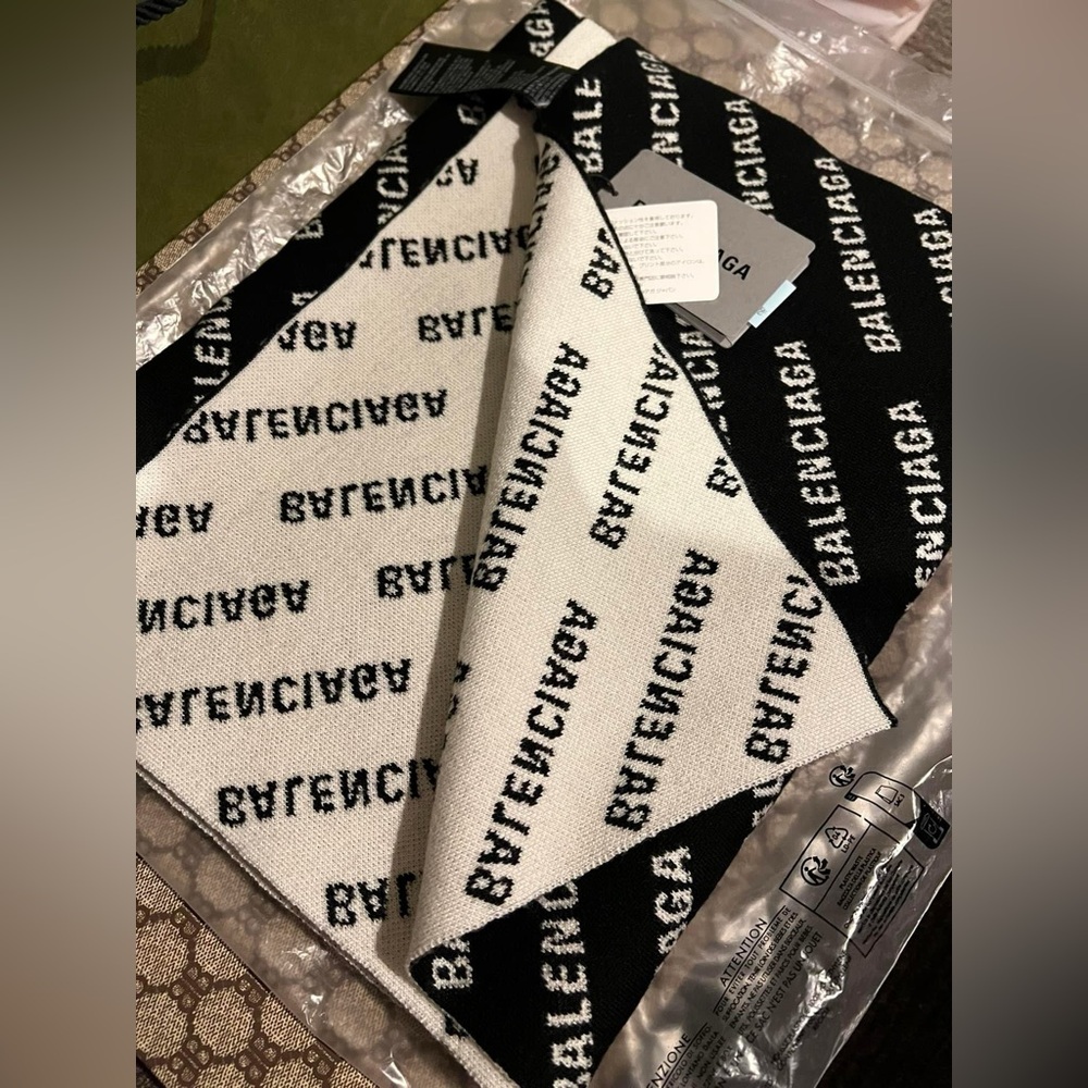 FIRM PRICE NO OFFERS❌BNWT Balenciaga LOGO Shawl or Scarf 🌷😍💖Unisex